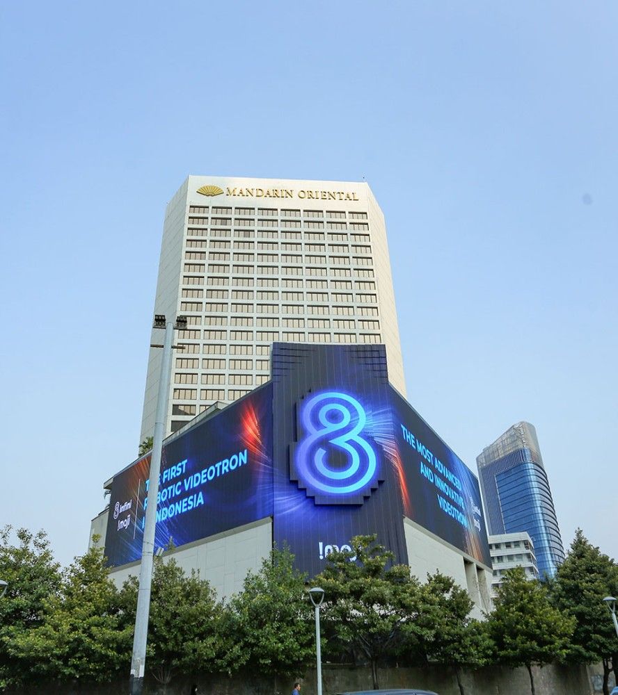 The world‘s largest Outdoor 3D Kinetic LED Screen was produced by Spectrum Display, and the project is located at Mandarin Oriental Jakarta, Indonesia . 